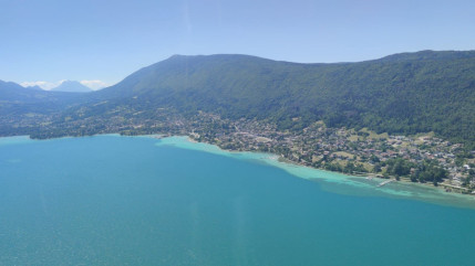 Doussard : Une voiture finit dans le lac d'Annecy, l'automobiliste miraculée Doussard : Une voiture finit dans le lac d'Annecy, l'automobiliste miraculée
