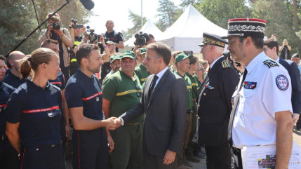 Emmanuel Macron rend hommage aux pompiers de Haute-Savoie