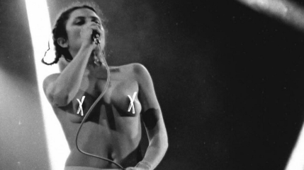 Festival Le Cri de la Goutte : une chanteuse agressée sexuellement en plein concert, sa réaction applaudie