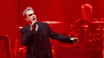 Florent Pagny ovationn&eacute; &agrave; Marseille lors du concert Corsu Mezu Mezu