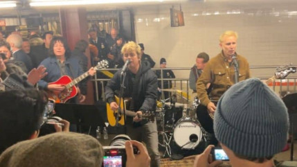 Green Day et Jimmy Fallon jouent dans le métro new-yorkais ! Green Day et Jimmy Fallon jouent dans le métro new-yorkais !