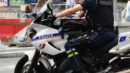 Haute-Savoie : il fonce sur quatre policiers &agrave; moto apr&egrave;s un refus d&rsquo;obtemp&eacute;rer &agrave; Annemasse