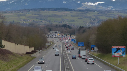 Haute-Savoie : l&rsquo;A40 coup&eacute;e dans les deux sens apr&egrave;s l&rsquo;incendie d&rsquo;un v&eacute;hicule au p&eacute;age de Nangy