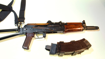 Haute-Savoie : la police interpelle deux individus roulant sur un scooter volé avec une kalachnikov chargée Haute-Savoie : la police interpelle deux individus roulant sur un scooter volé avec une kalachnikov chargée