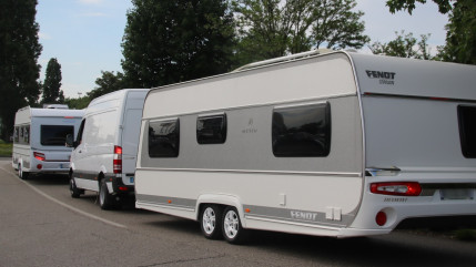 Haute-Savoie : plusieurs caravanes s’introduisent sur un stade de football Haute-Savoie : plusieurs caravanes s’introduisent sur un stade de football