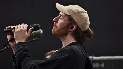 Hozier en tournée dans le clip de "Too Sweet" Hozier en tournée dans le clip de "Too Sweet"