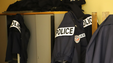 Il se jette par la fenêtre du commissariat de Chambéry avec une policière pour tenter de s’échapper : 18 mois de prison Il se jette par la fenêtre du commissariat de Chambéry avec une policière pour tenter de s’échapper : 18 mois de prison