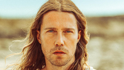 Julien Doré "ancien flic vegan" dans la série TF1 "Panda"