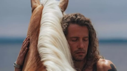 Julien Doré sur les critiques à son égard : "Mon seul but est de m'amuser" Julien Doré sur les critiques à son égard : "Mon seul but est de m'amuser"