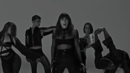 Juliette Armanet plus sensuelle que jamais dans le clip de « Flamme » (vidéo)