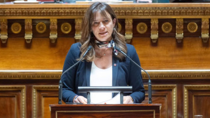 La sénatrice Sylviane Noël veut rendre le drapeau français obligatoire sur les bâtiments communaux La sénatrice Sylviane Noël veut rendre le drapeau français obligatoire sur les bâtiments communaux