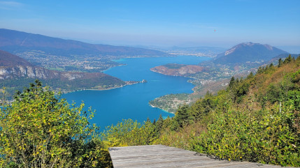 Lac d'Annecy : il disparaît dans l'eau, sous les yeux de sa femme et ses deux enfants