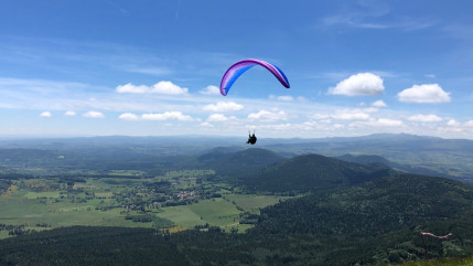 Lac d&rsquo;Annecy : un parapentiste de 60 ans meurt apr&egrave;s une chute dans l&rsquo;eau
