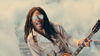 Lenny Kravitz s'envole dans le clip de "Human"