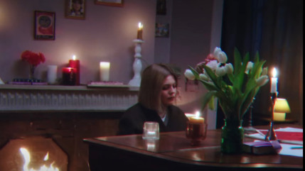 Louane s’affiche vulnérable et sincère dans le clip de « Secret » (vidéo)