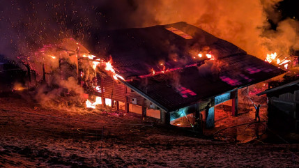 Manigod : Une exploitation agricole prend feu, la moiti&eacute; des b&ecirc;tes meurt