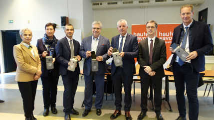 Pochettes anti-t&eacute;l&eacute;phones faciles &agrave; d&eacute;tourner en Haute-Savoie ? "Pensez-vous que ce geste est reproductible dans le milieu scolaire ? La r&eacute;ponse est non"