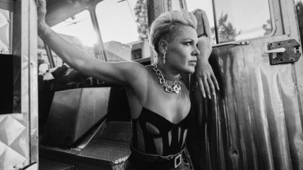 Pink offre un clip vidéo décoiffant à son nouveau single, « Trustfall » (vidéo)