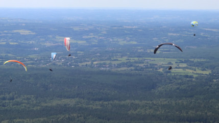 Près d'Annecy : les parapentistes entrent en collision avant de chuter, ils survivent en se rattrapant aux branches des arbres Près d'Annecy : les parapentistes entrent en collision avant de chuter, ils survivent en se rattrapant aux branches des arbres