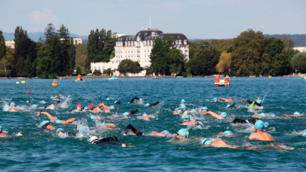 Près de 2100 nageurs se lancent dans la Traversée du lac d'Annecy Près de 2100 nageurs se lancent dans la Traversée du lac d'Annecy