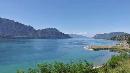 Savoie : la baignade de nouveau possible dans le lac du Bourget, "une faible quantité de cellules de cyanobactéries" finalement détectée
