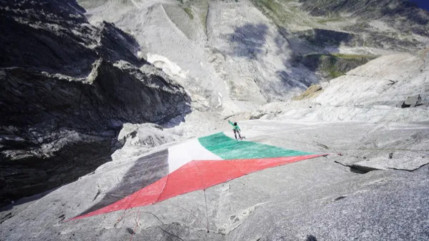 Un drapeau palestinien géant accroché sur le Petit Dru en Savoie, le PGHM mobilisé pour l'enlever