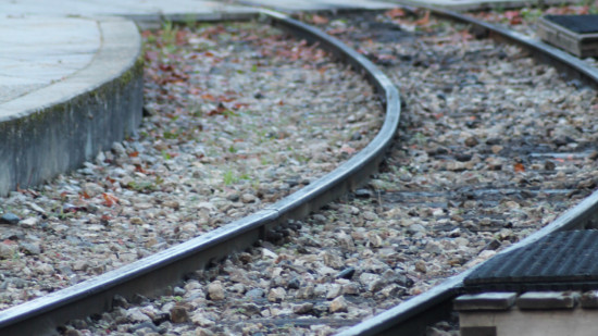 Annecy : une voiture finit sa course sur la voie ferrée