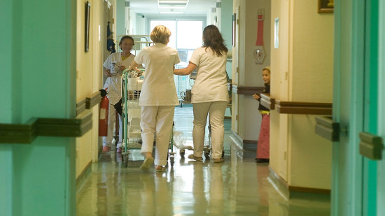 Chamb&eacute;ry : un patient pass&eacute; &agrave; tabac aux urgences, deux soignantes bless&eacute;es lors d&rsquo;une violente exp&eacute;dition punitive