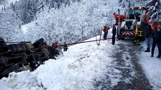 Grand-Bornand : Une d&eacute;neigeuse se renverse, le conducteur transport&eacute; &agrave; l'h&ocirc;pital