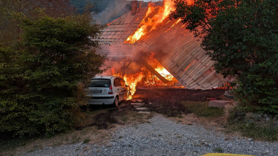 Haute-Savoie : deux chalets d&eacute;truits par un violent incendie &agrave; Dingy-Saint-Clair