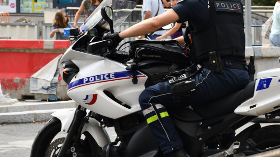 Haute-Savoie : il fonce sur quatre policiers &agrave; moto apr&egrave;s un refus d&rsquo;obtemp&eacute;rer &agrave; Annemasse