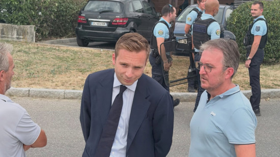Haute-Savoie : le maire de Fillinges agress&eacute; &agrave; la disqueuse lors d'une tentative d'installation de gens du voyage