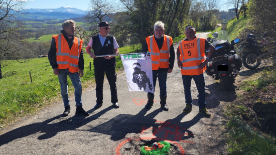 Haute-Savoie : Pour l'op&eacute;ration "&OElig;uf de P&acirc;ques", les Motards en Col&egrave;re d&eacute;noncent l'&eacute;tat des routes