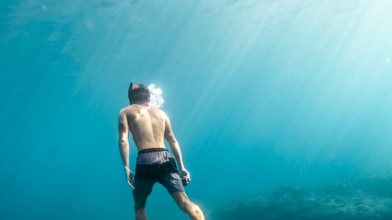 La sortie de plong&eacute;e tourne mal dans le lac d'Annecy : un septuag&eacute;naire secouru apr&egrave;s un &oelig;d&egrave;me d'immersion