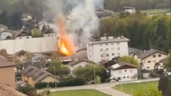 Ugine : un incendie ravage un entrep&ocirc;t en pleine nuit, un suspect interpell&eacute;