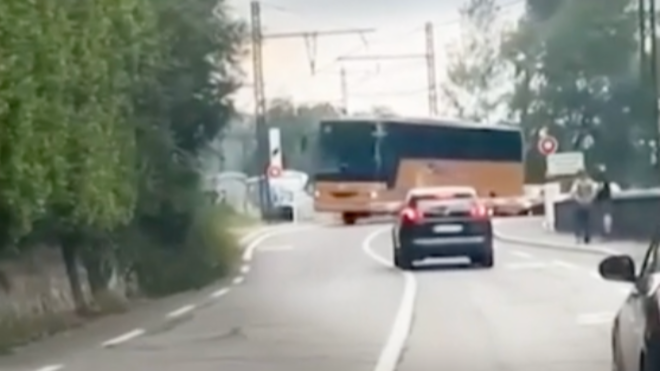 Il avait franchi un passage &agrave; niveau avec des &eacute;l&egrave;ves &agrave; bord de son bus : le chauffeur condamn&eacute; &agrave; une amende